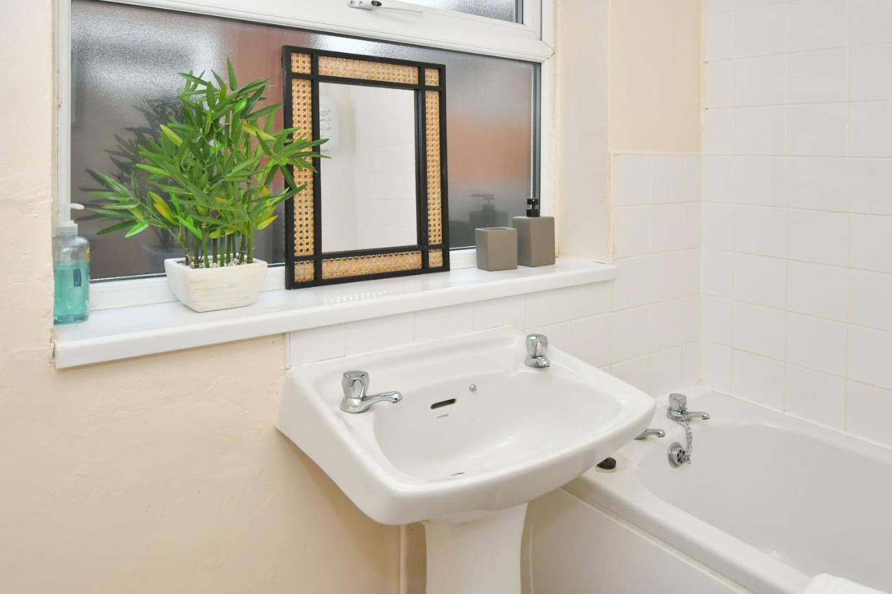 The Yellow Door By Avenew Management Serviced Accommodation Stoke-on-Trent Exterior photo